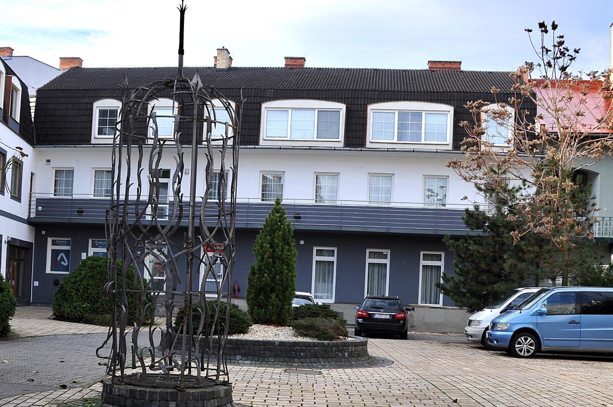 Apartmany Mojzitov Dvor Lucenec Luaran gambar