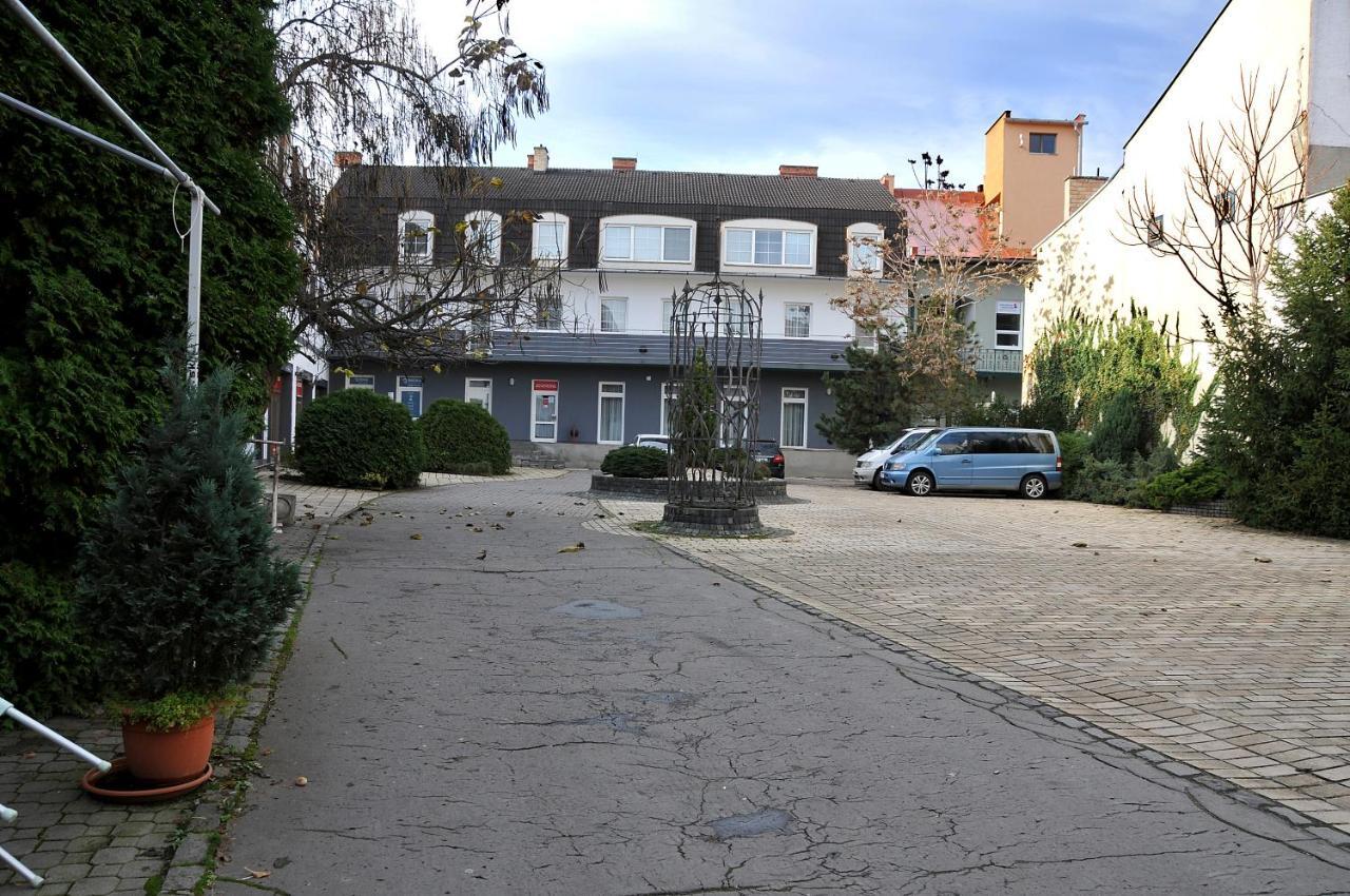 Apartmany Mojzitov Dvor Lucenec Luaran gambar